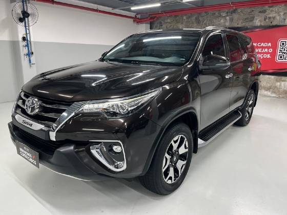TOYOTA HILUX SW4 2.8 SRX DIAMOND 4X4 7 LUGARES 16V TURBO INTERCOOLER DIESEL 4P AUTOMÁTICO TOYOTA HILUX SW4 2.8 SRX DIAMOND 4X4 7 LUGARES 16V TURBO INTERCOOLER DIESEL 4P AUTOMÁTICO